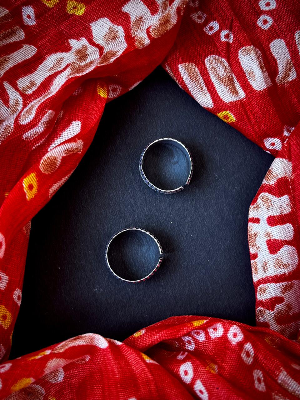 Oxidized set of Toe Ring