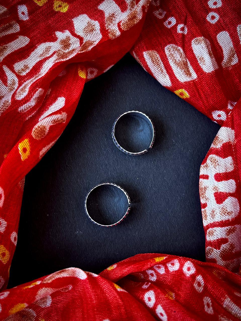Oxidized set of Toe Ring