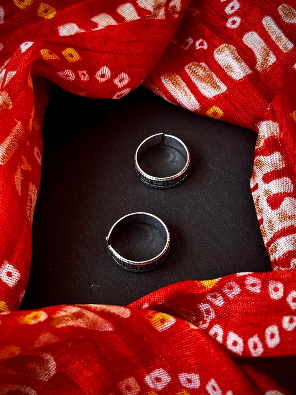 Oxidized set of Toe Ring