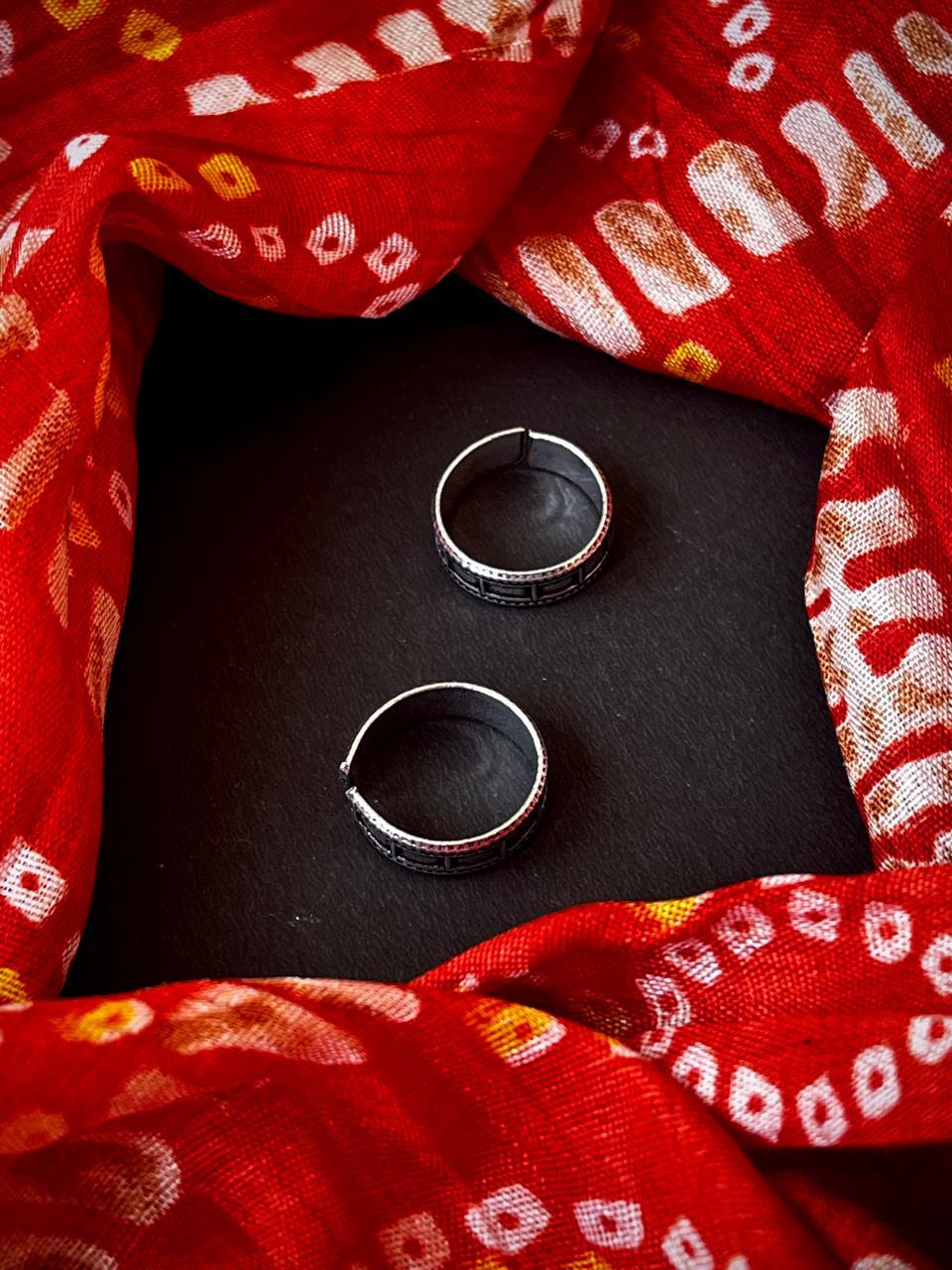 Oxidized set of Toe Ring