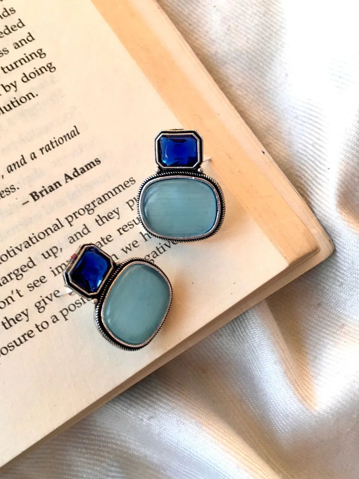 Monalisa stone stud earing