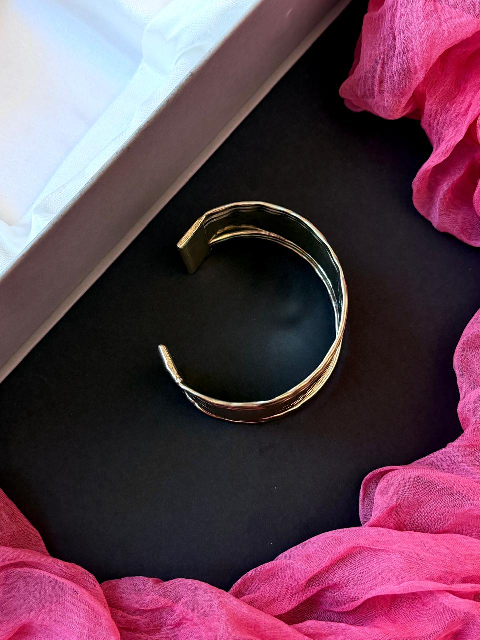 Golden Trendy Openable Kada (1pc)