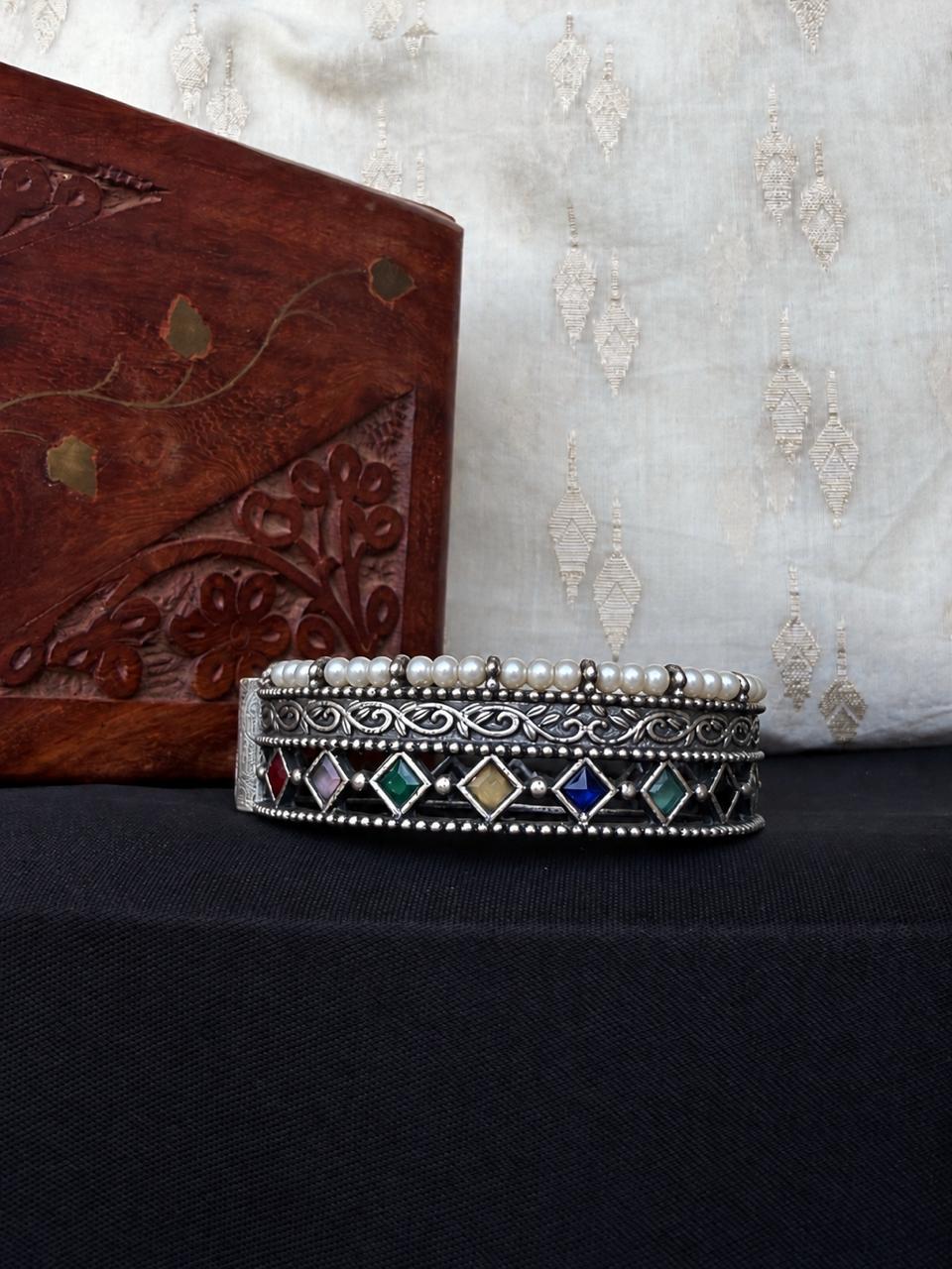 Monalisa Stone Beaded Oxidized Openable Kada
