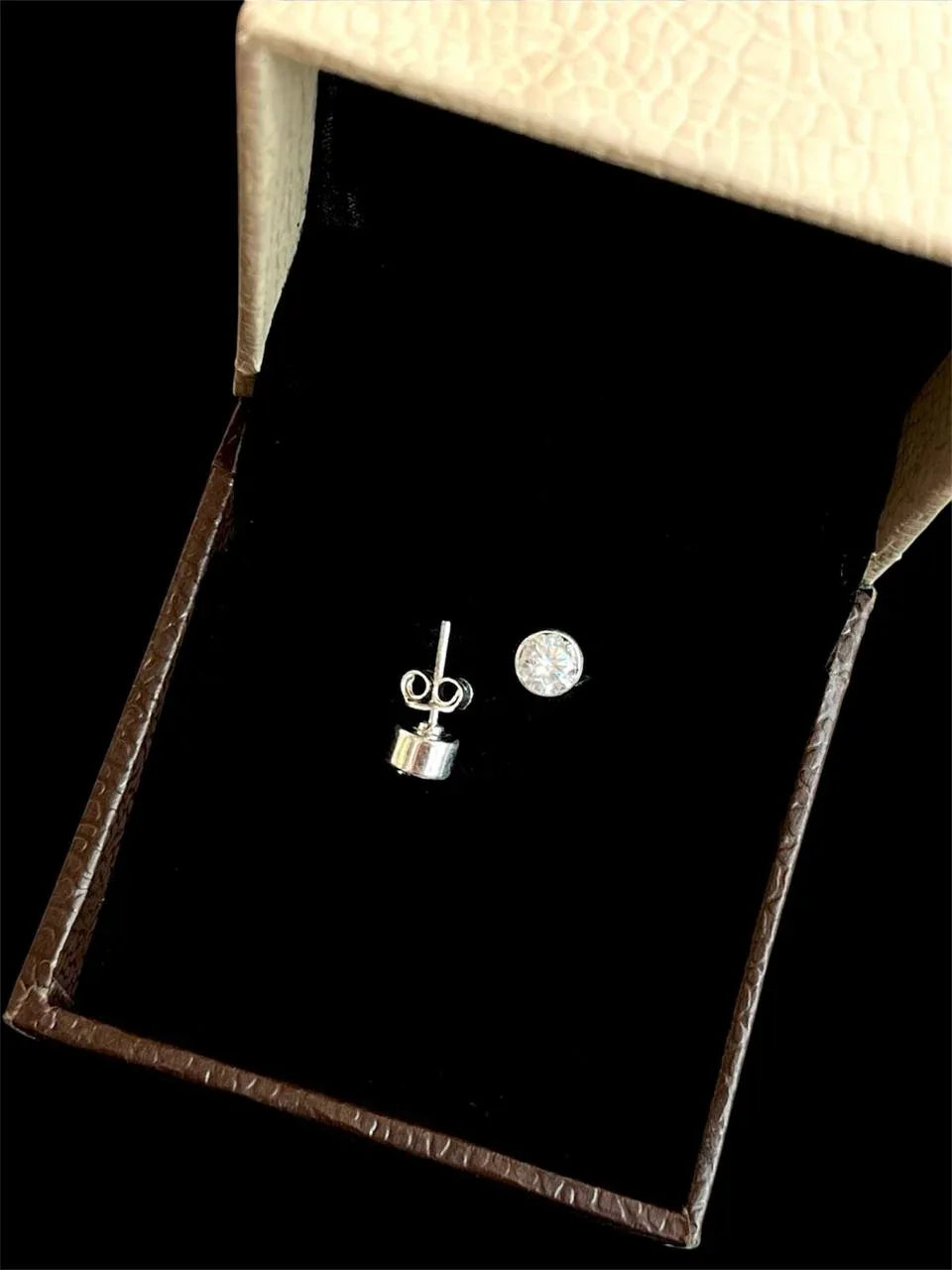 AD Stone 92.5 Silver Round Stud Earring