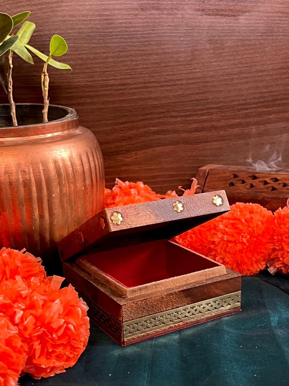 Gift Box of Pachi Kundan with Glass Jade Stone Earring