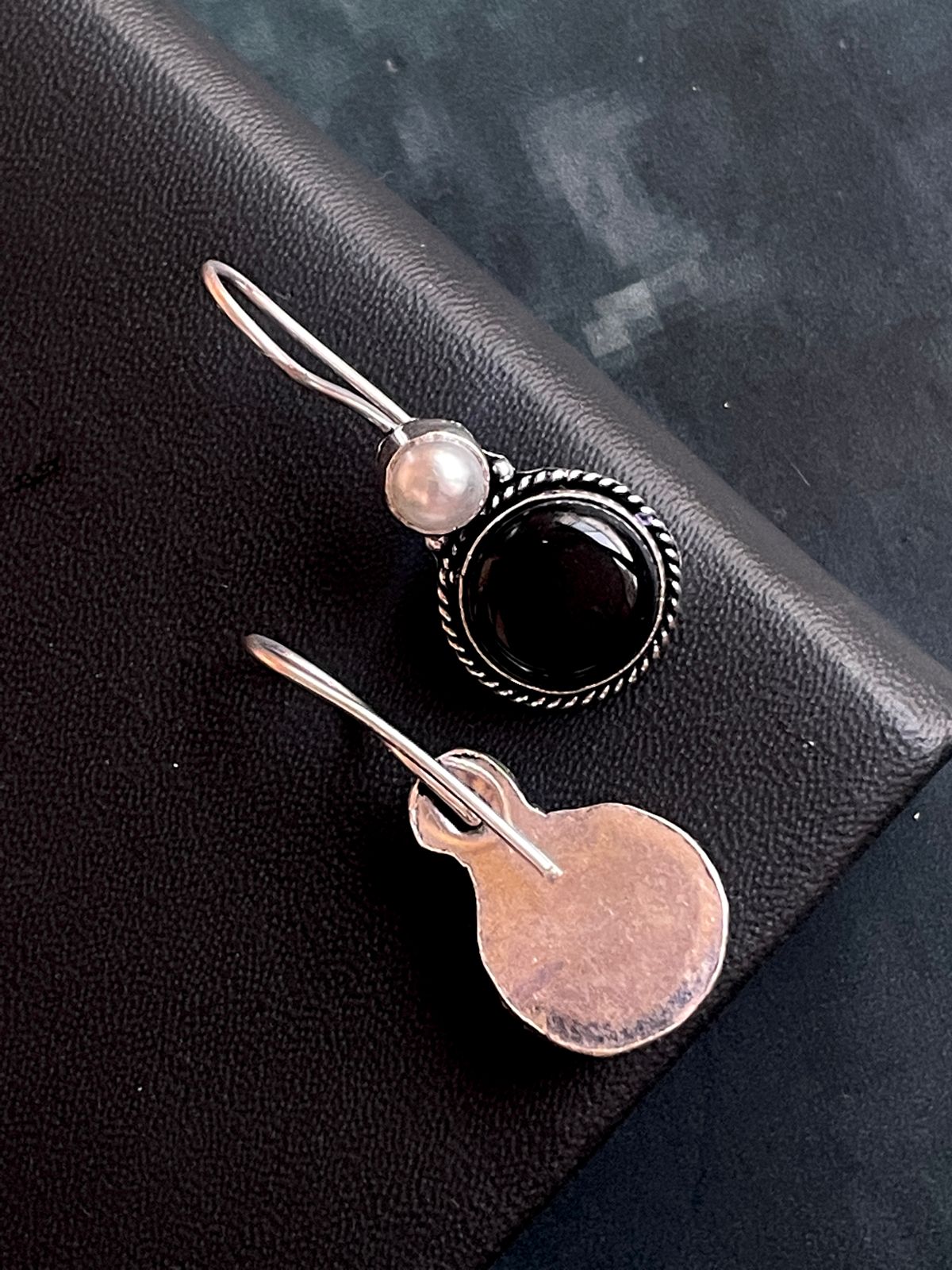 Monalisa Stone with Pearl Earring