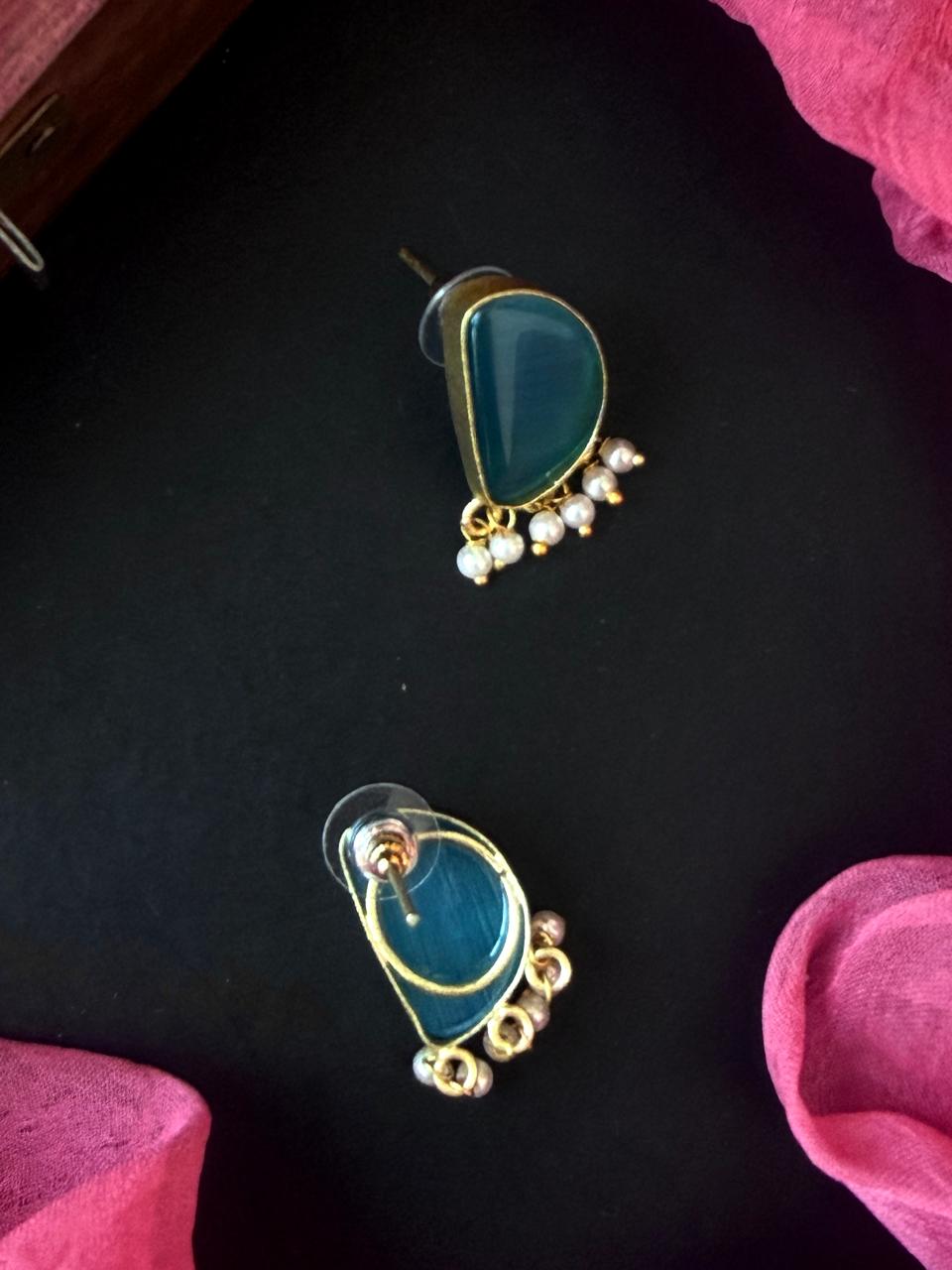 Monalisa Stone Stud Golden Earring