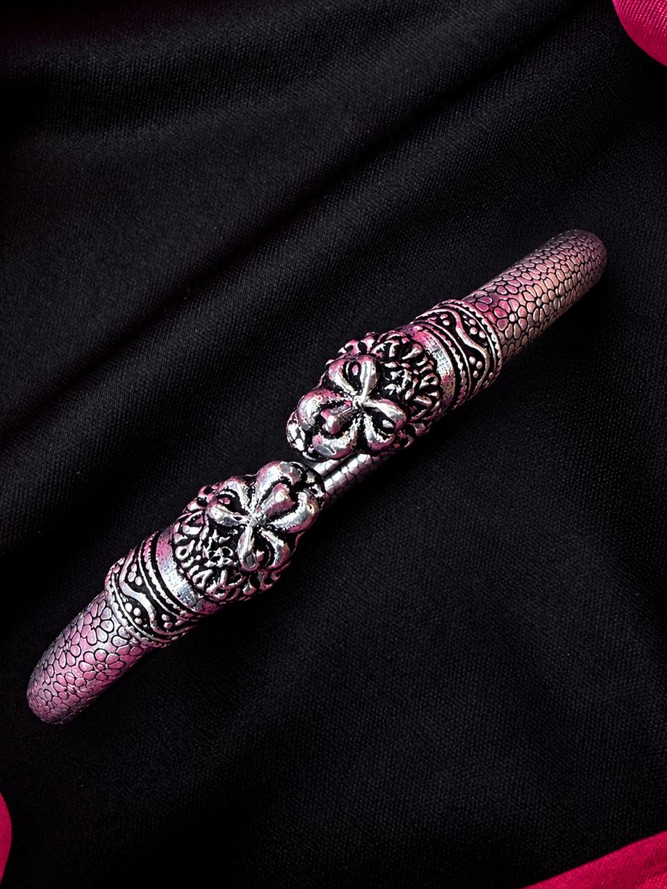 Oxidized Lion End Openable Kada set
