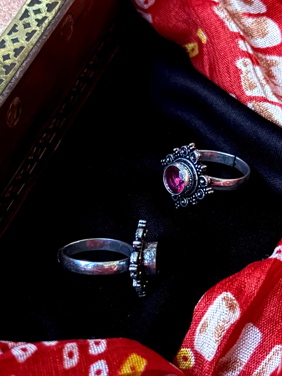 Monalisa Stone Oxidized Toe Ring