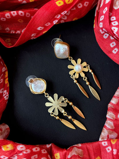 Sea Shell with Pearl Golden Earring