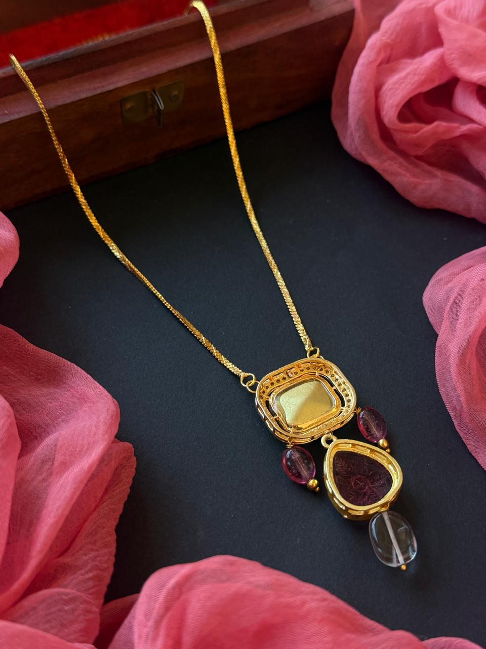 Carving Stone with Kundan Pendant Chain Necklace