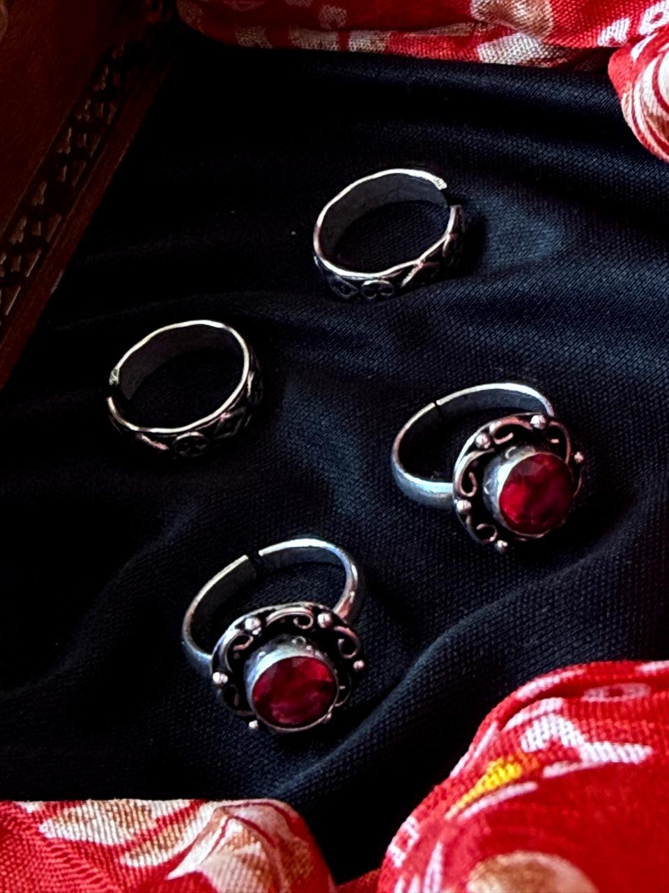 Monalisa Stone Oxidized Tow Ring (set of 2 pairs)