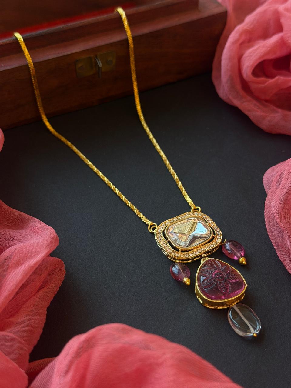 Carving Stone with Kundan Pendant Chain Necklace