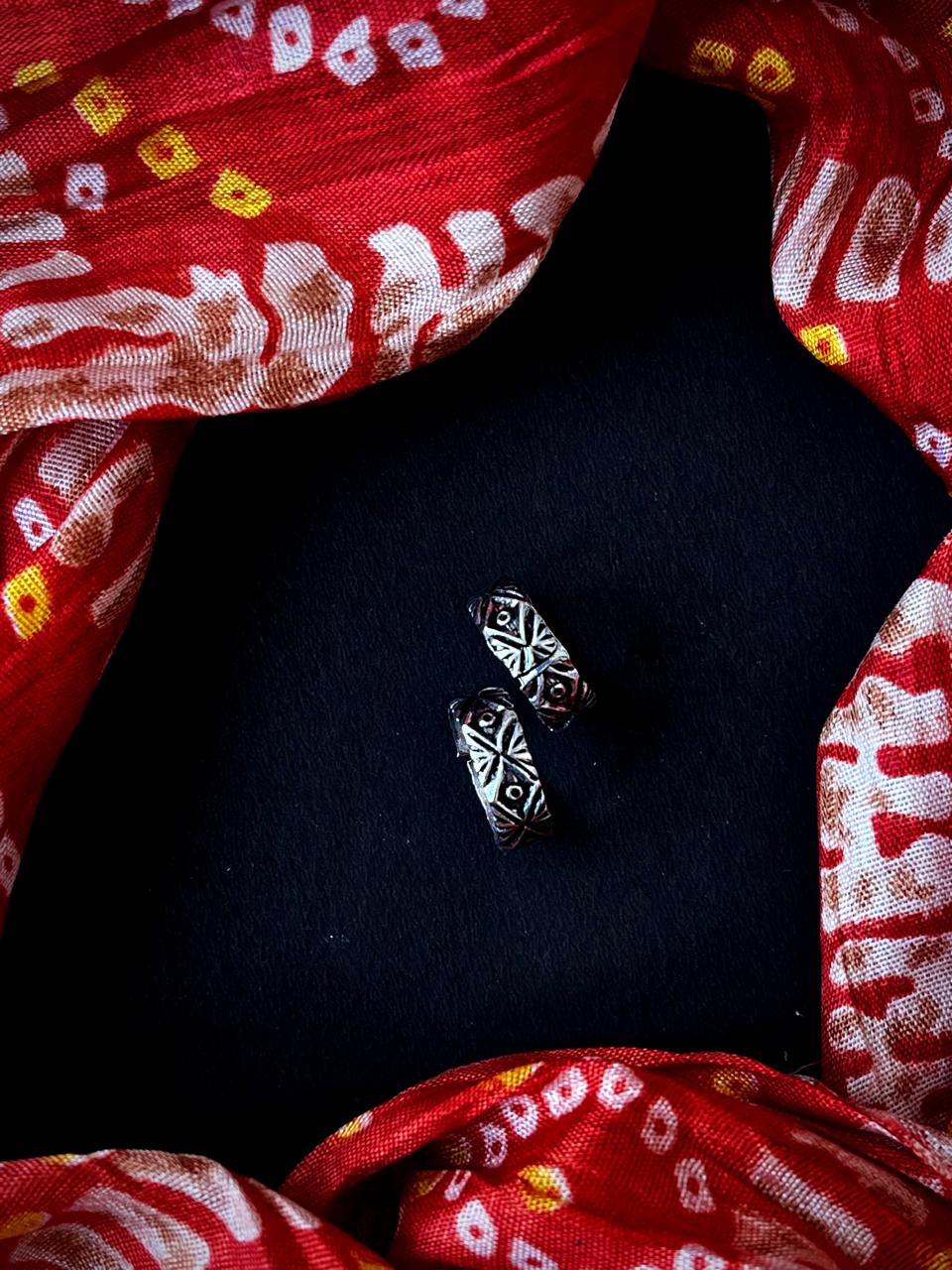 Oxidized set of Toe Ring