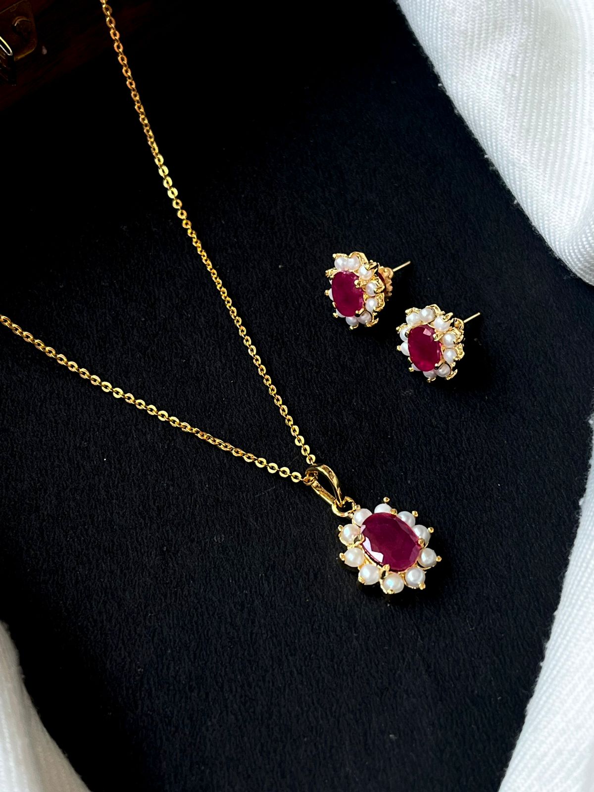 Ad stone with Pearl Pendant and Earring set