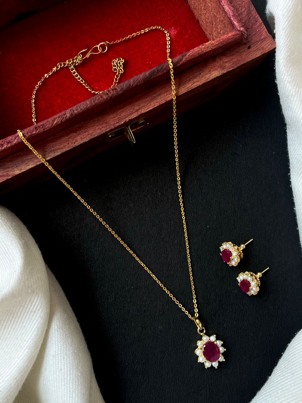 Ad stone with Pearl Pendant and Earring set