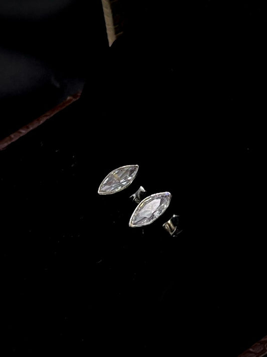 AD stone 92.5 Silver Stud Oval Earring