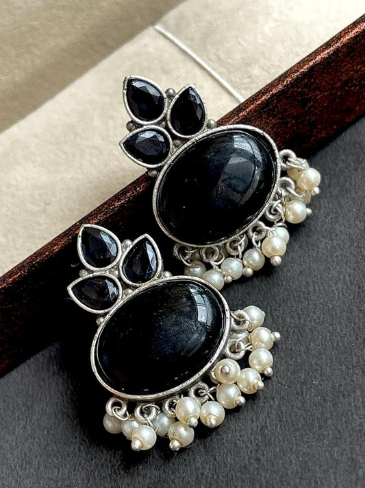 Monalisa stone stud earing with beads