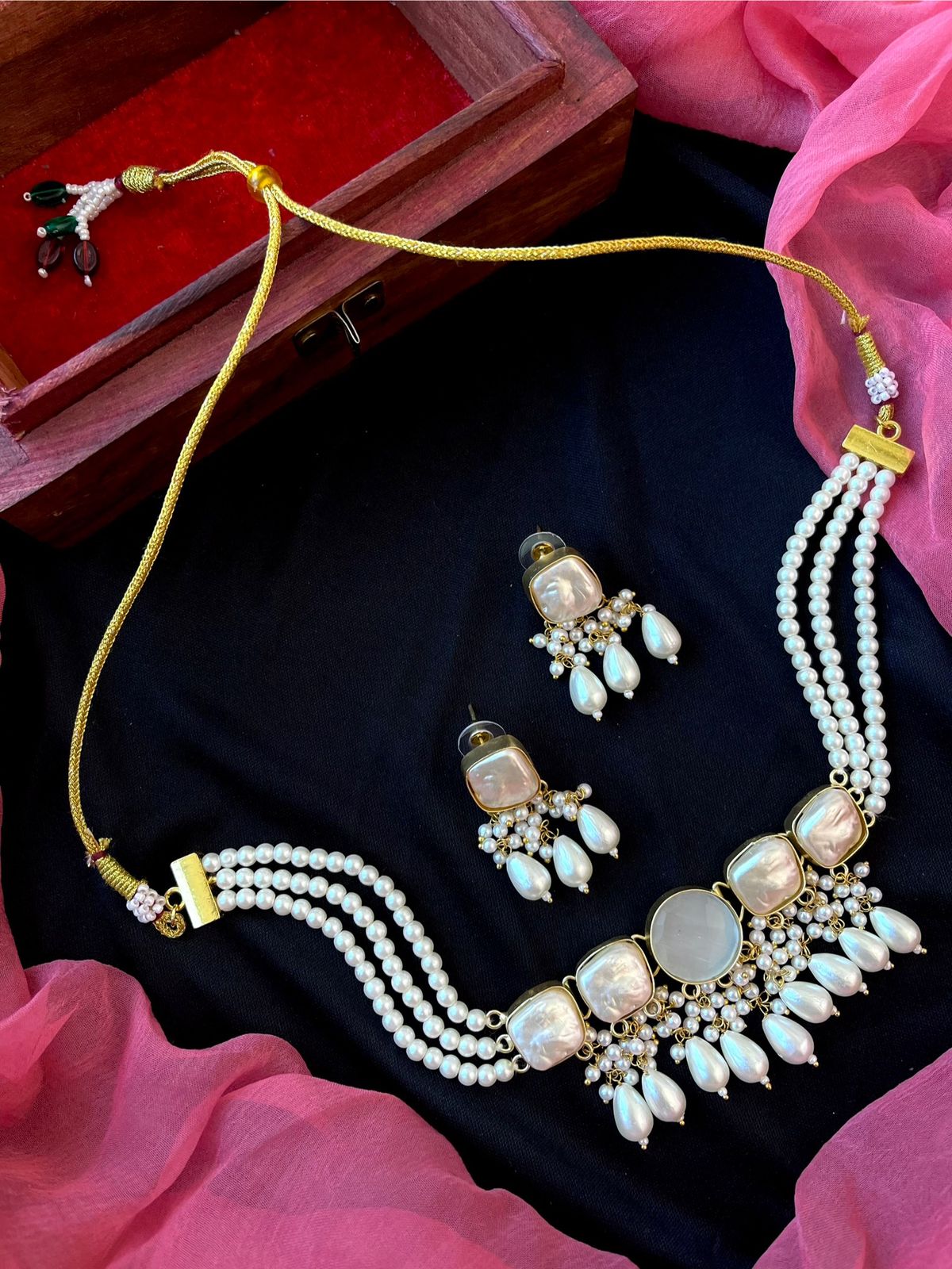 Monalisa Stone with Shell Pearl Choker and Earring set