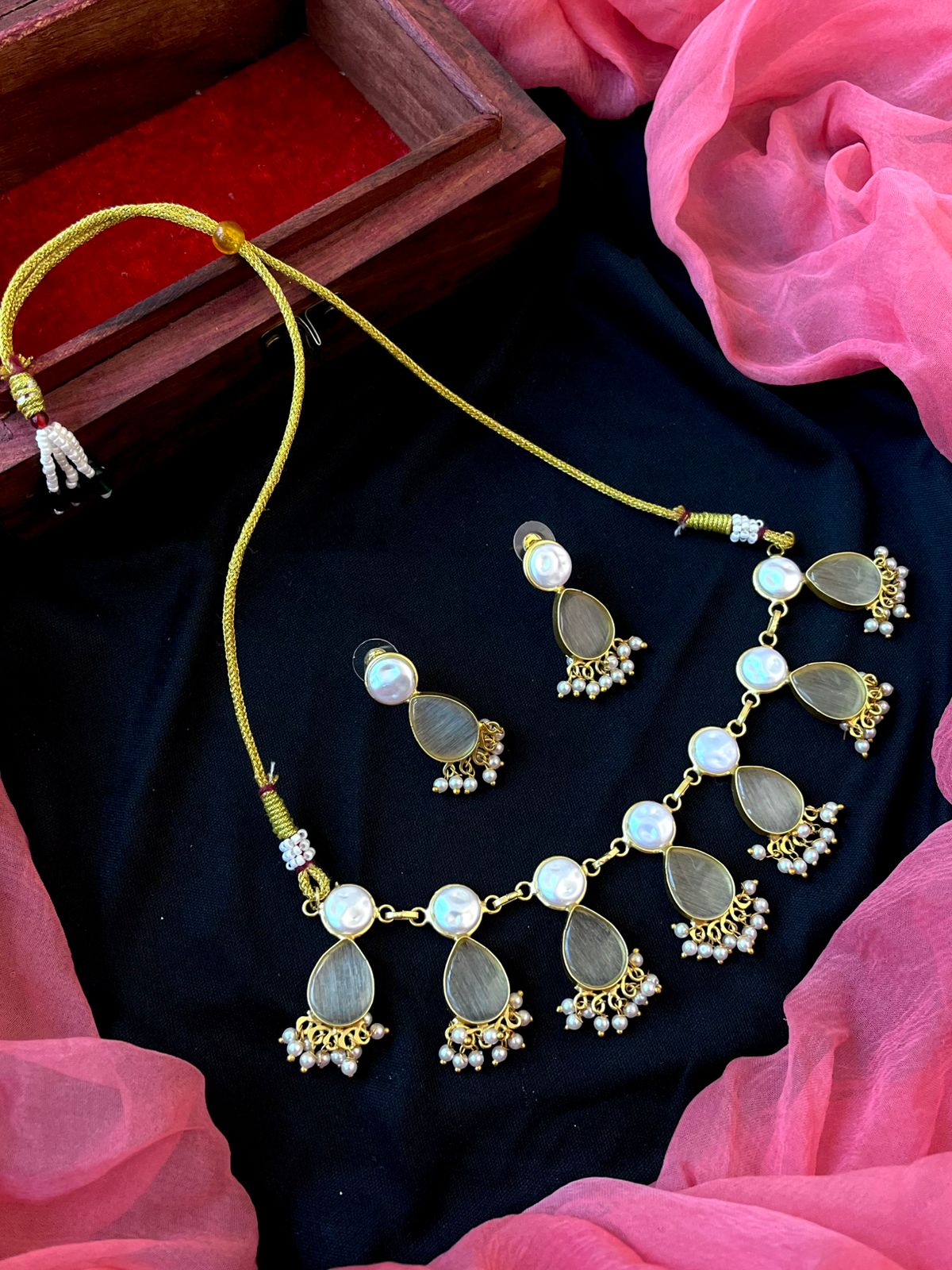 Monalisa Stone with Shell Pearl Choker and Earring set