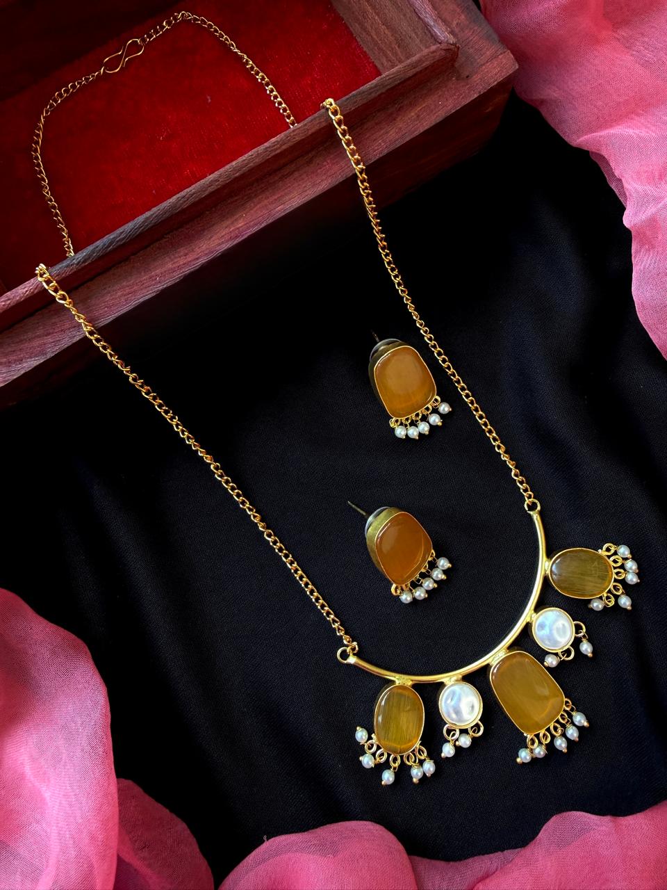 Monalisa Stone with Pearl Pendant chain Necklace and Earring set