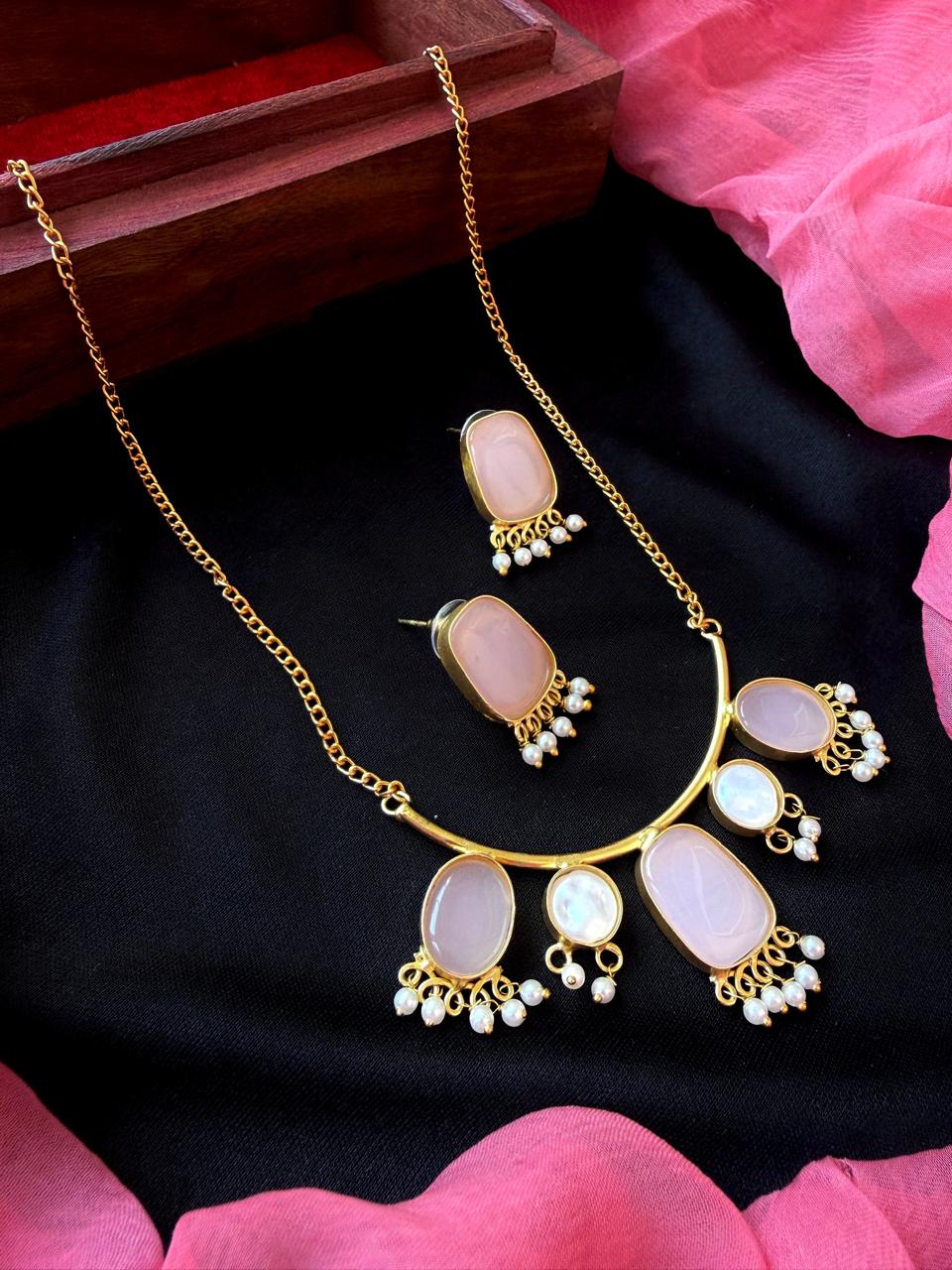 Monalisa Stone with Pearl Pendant chain Necklace and Earring set