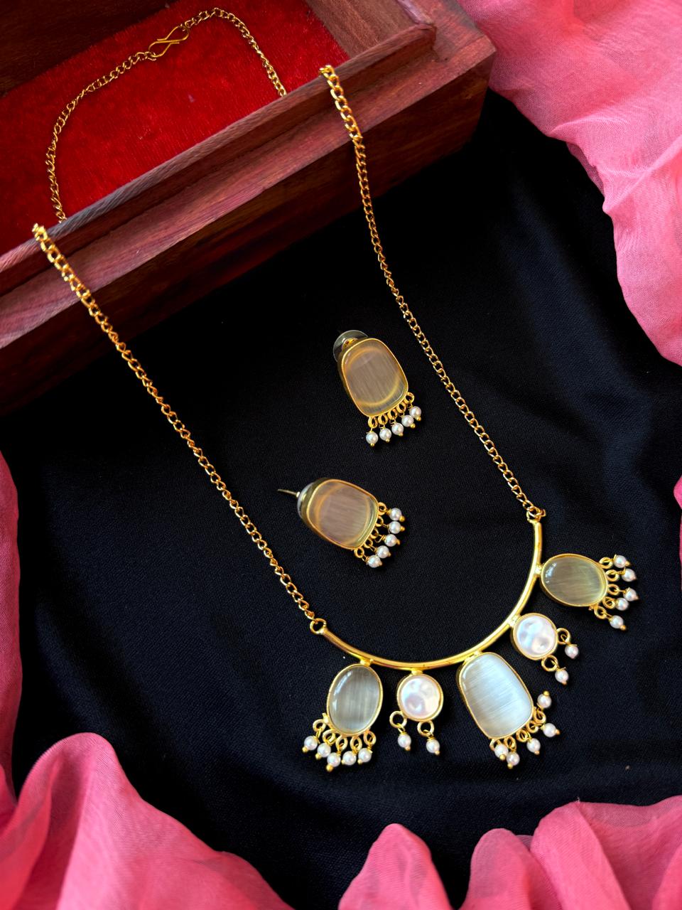 Monalisa Stone with Pearl Pendant chain Necklace and Earring set