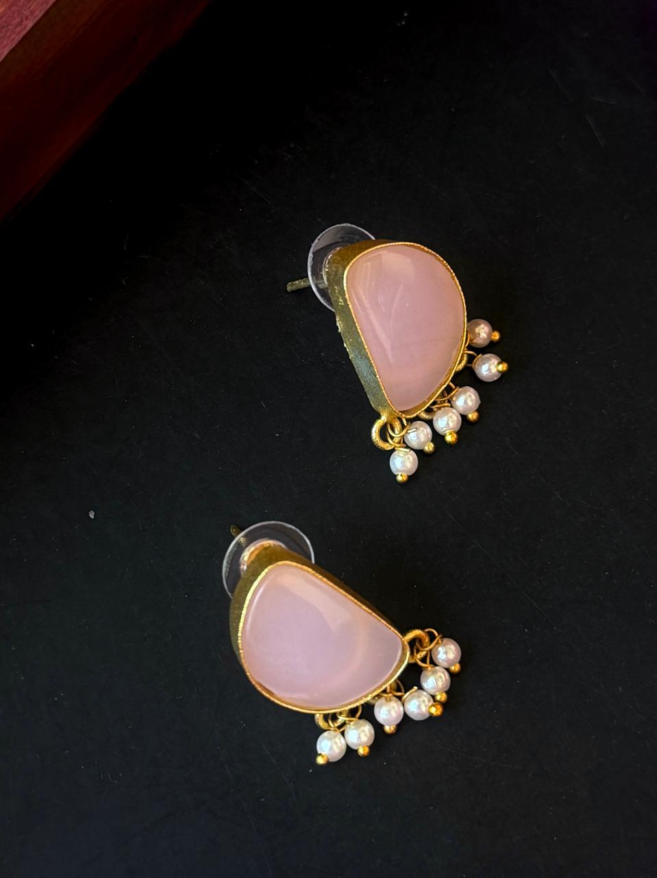 Monalisa Stone Stud Golden Earring