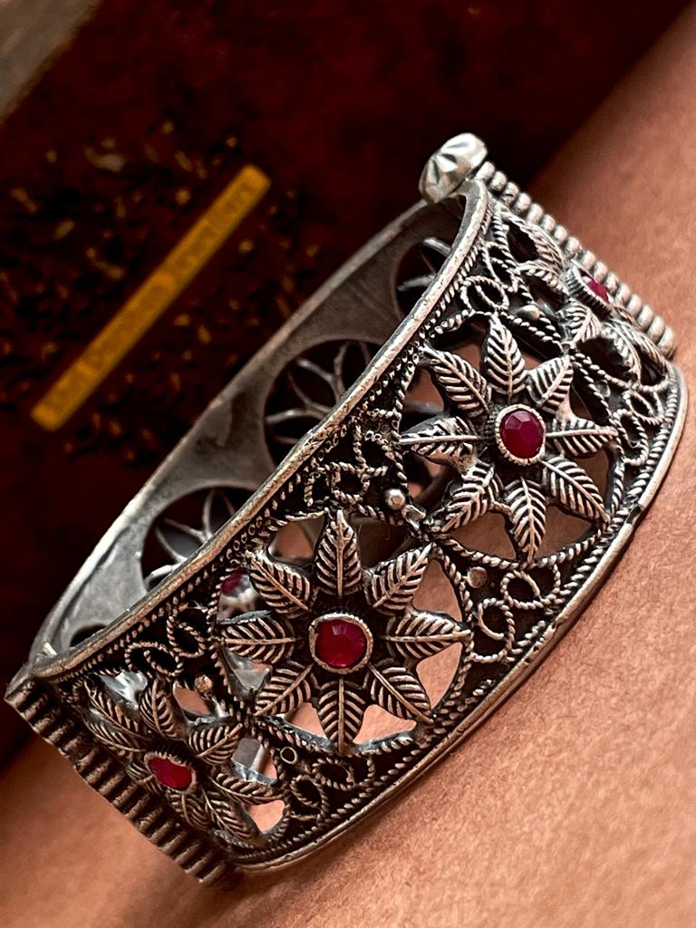 Oxidized Flower Motif Openable Kada