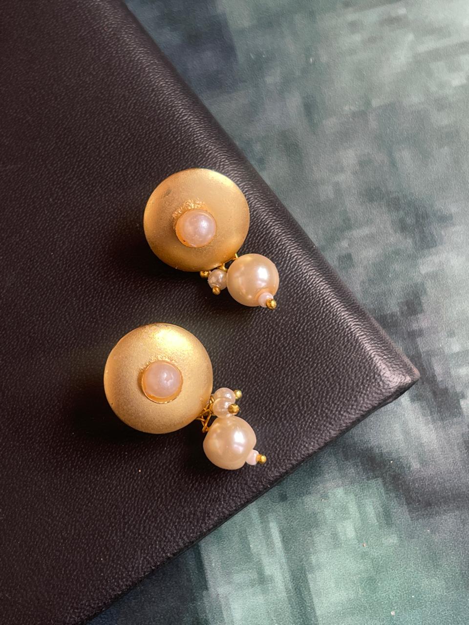 Monalisa Stone with Pearl Golden Stud Earring