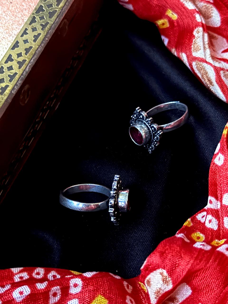 Monalisa Stone Oxidized Toe Ring