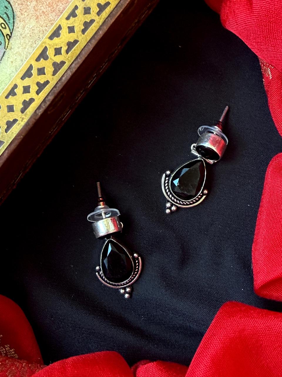 Monalisa Stone Geometrical Oxidized Earring