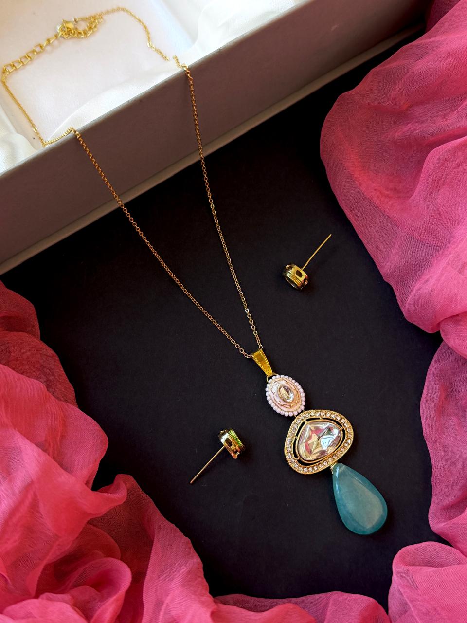 Kundan with Stone Pendant Chain Necklace and Kundan Earring set