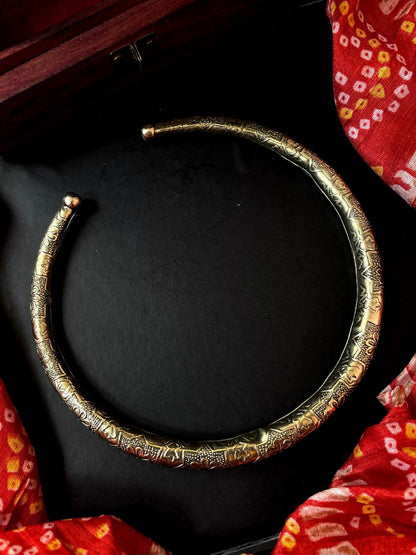 Golden Flower Print Hasli Choker Necklace