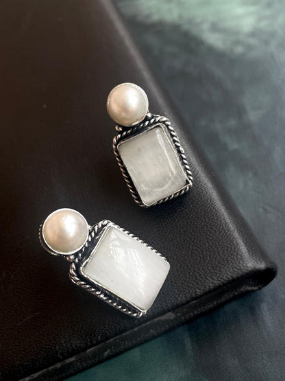 Monalisa Stone with White Pearl Stud Earring