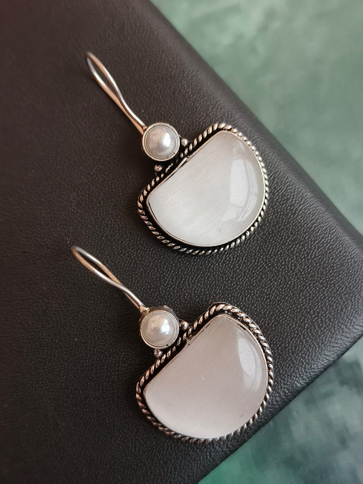 Monalisa Stone with Pearl Oxidized Earring