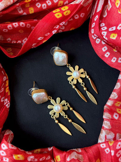 Sea Shell with Pearl Golden Earring