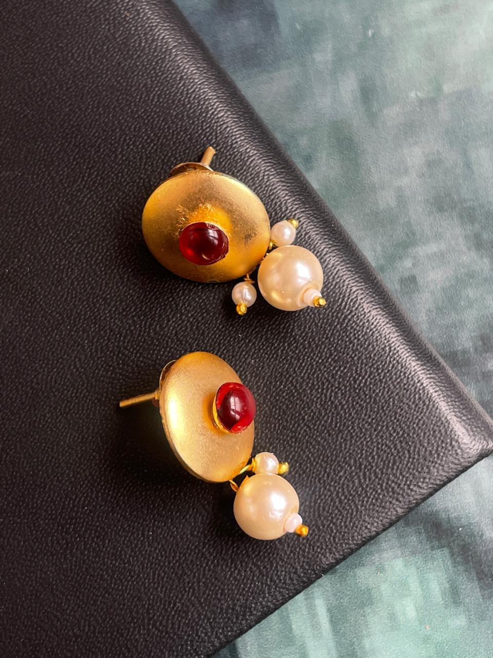 Monalisa Stone with Pearl Golden Stud Earring