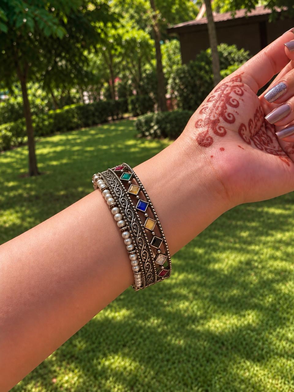 Monalisa Stone Beaded Oxidized Openable Kada
