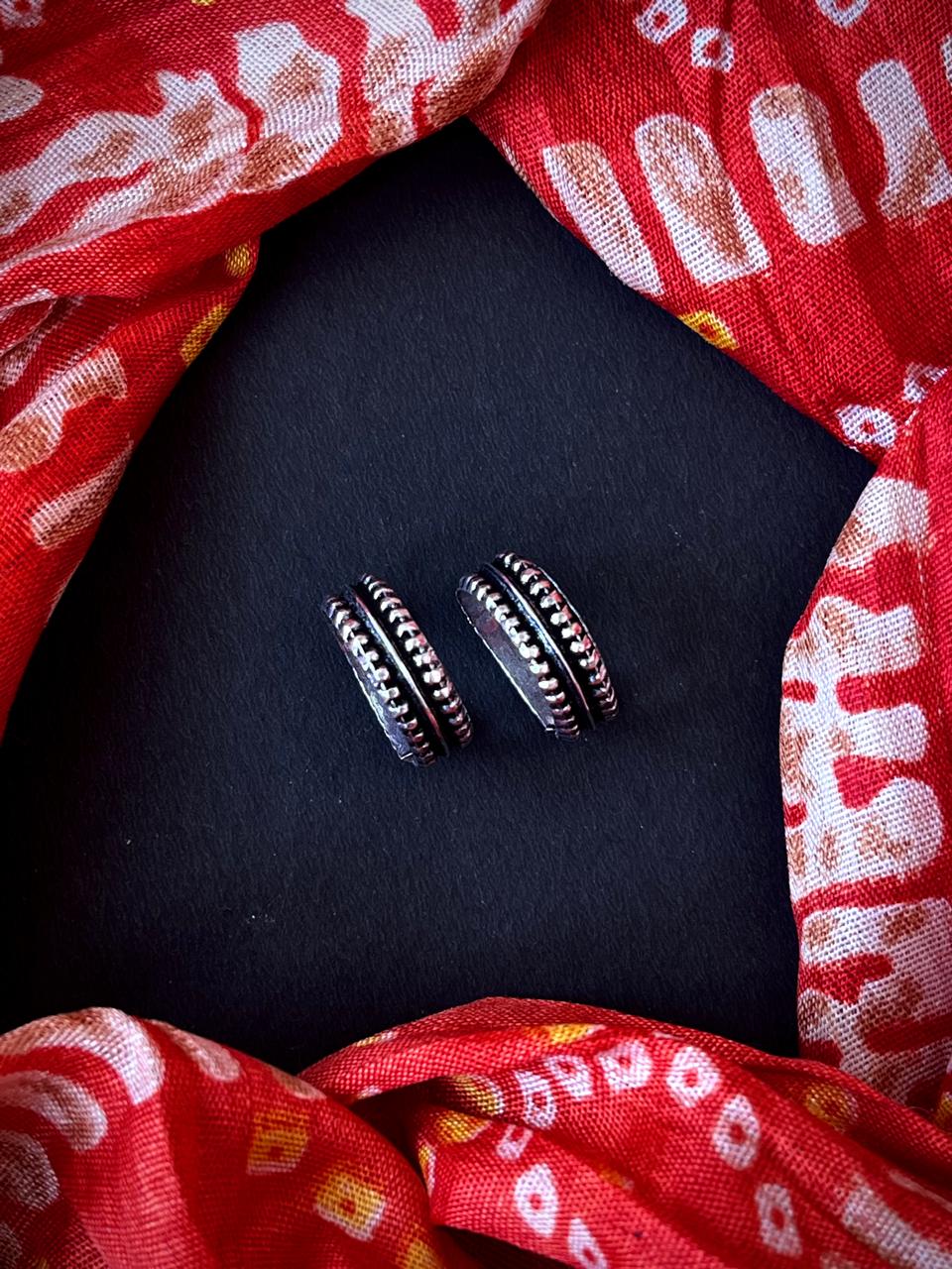 Oxidized set of Toe Ring