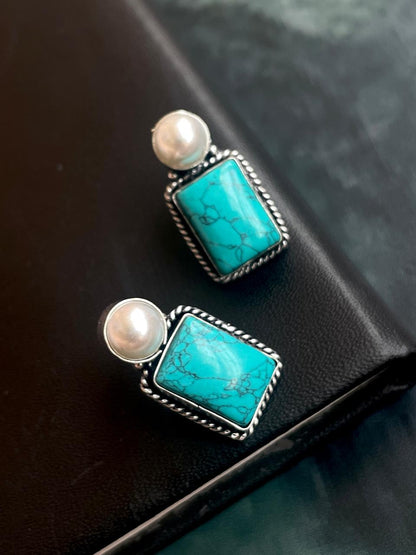 Monalisa Stone with White Pearl Stud Earring