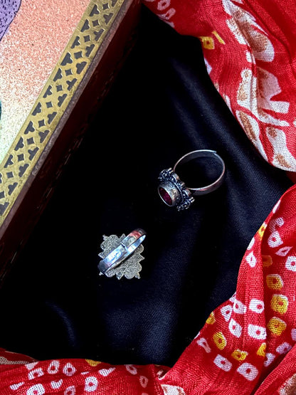 Monalisa Stone Oxidized Toe Ring