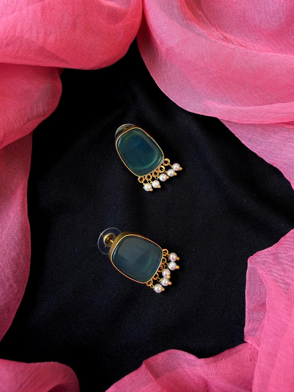 Monalisa Stone with Pearl Pendant chain Necklace and Earring set